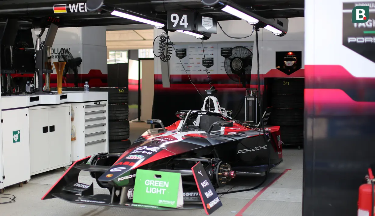 Mobil Tag Heuer Porsche Formula E Team, Pascal Wehrlein sebelum melakukan latihan bebas tiga Jakarta E-Prix 2023 yang berlangsung di Jakarta International E-Prix Circuit (JIEC), Ancol, Jakarata, Minggu (04/06/2023).
