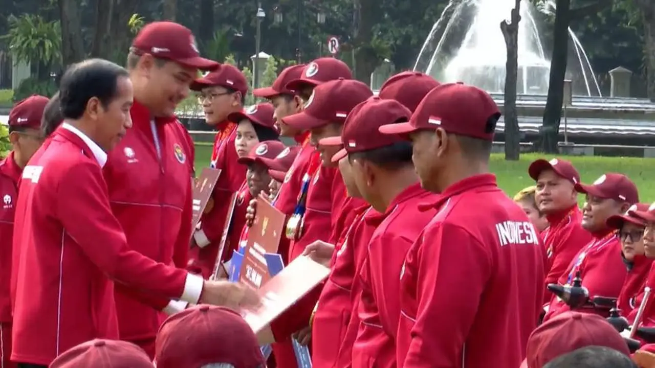 Presiden Joko Widodo (Jokowi) memberikan bonus kepada para atlet yang berhasil meraih juara umum di Asean Para Games 2023. (Istimewa)