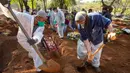 Pekerja pemakaman menguburkan Maria Joana Nascimento (65), yang meninggal karena COVID-19, di pemakaman Vila Formosa di Sao Paulo, Brasil, Kamis (6/8/2020). Brasil mendekati 3 juta kasus virus corona dan 100.000 kematian yang dikonfirmasi sejak pandemi dimulai. (AP Photo/Andre Penner)
