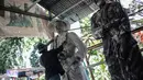 Sutopo membuat pesanan patung di kawasan Pondok Cabe, Tangsel, Jumat (14/12). Biasanya patung-patung raksasa ini dipakai untuk halaman depan komplek perumahan atau jalan raya. (Liputan6.com/Faizal Fanani)