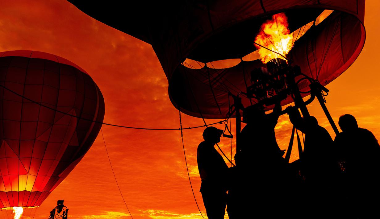 Kru memompa balon udara pada New Jersey Lottery Festival of Ballooning di Bandara Solberg, Readington, New Jersey, Amerika Serikat, 29 Juli 2022. Festival yang berlangsung hingga 31 Juli ini akan menampilkan sebanyak 100 balon. (AP Photo/Julia Nikhinson)