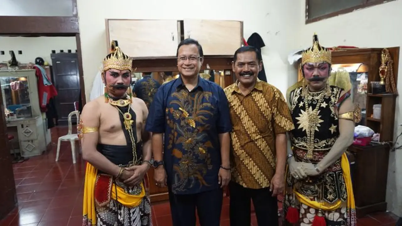 Direktur Utama PT KAI (Persero), Edi Sukmoro bersama dengan pemain wayang.