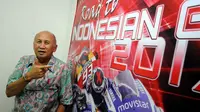 Direktur Sirkuit Sentul, Tinton Soeprapto memamerkan banner Road to Indonesian GP 2017 usai wawancara khusus dengan Liputan6.com di Sentul, Bogor, Jawa Barat (24/11/2015). (Liputan6.com/Helmi Fithriansyah)