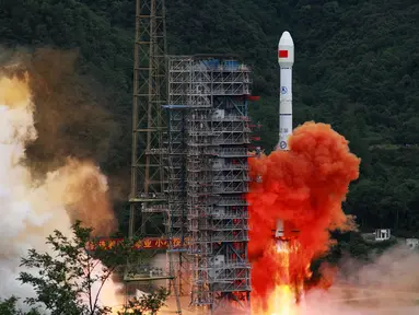 Roket pengangkut membawa satelit terakhir dari Sistem Satelit Navigasi BeiDou (BeiDou Navigation Satellite System/BDS) lepas landas dari Pusat Peluncuran Satelit Xichang, Sichuan, China, Selasa (23/6/2020). Ini menandai tuntasnya pemosisian sistem navigasi global satelit BDS. (Xinhua/Hu Xujie)