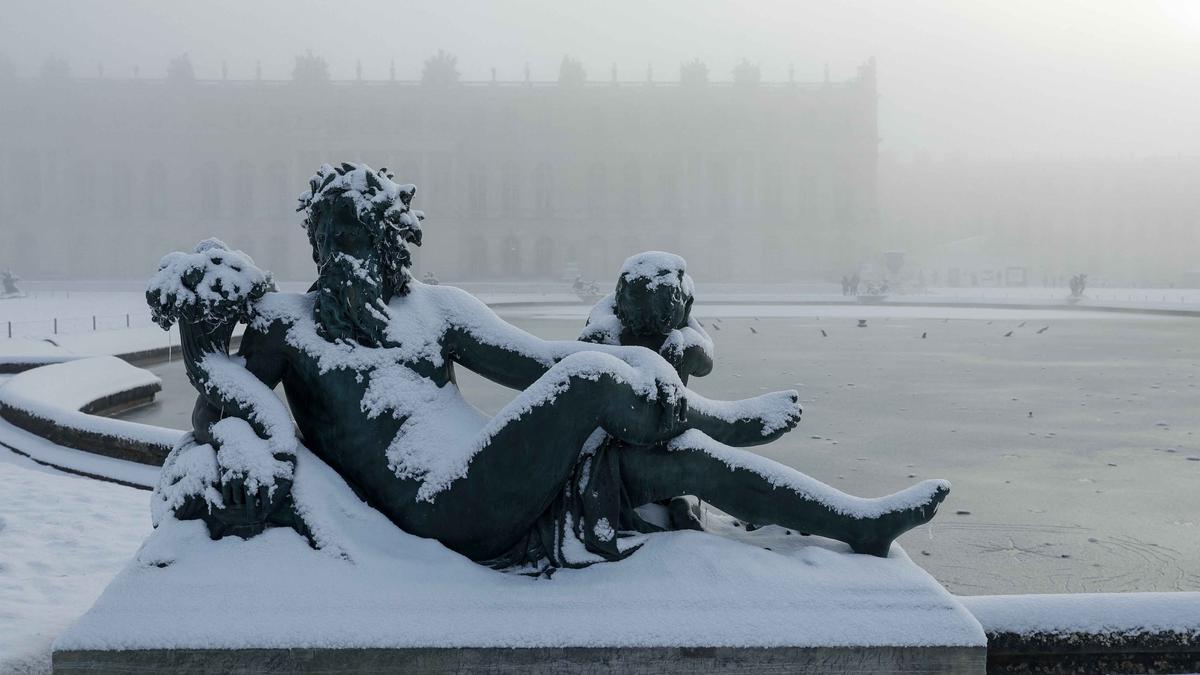 Cuaca Ekstrem dan Badai Salju Selimuti Paris Prancis