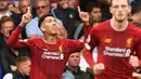 Striker Liverpool, Roberto Firmino, merayakan gol yang dicetaknya ke gawang Chelsea pada laga Premier League di Stadion Stamford Bridge, London, Minggu (22/9). Chelsea kalah 1-2 dari Liverpool. (AFP/Olly Greenwood)