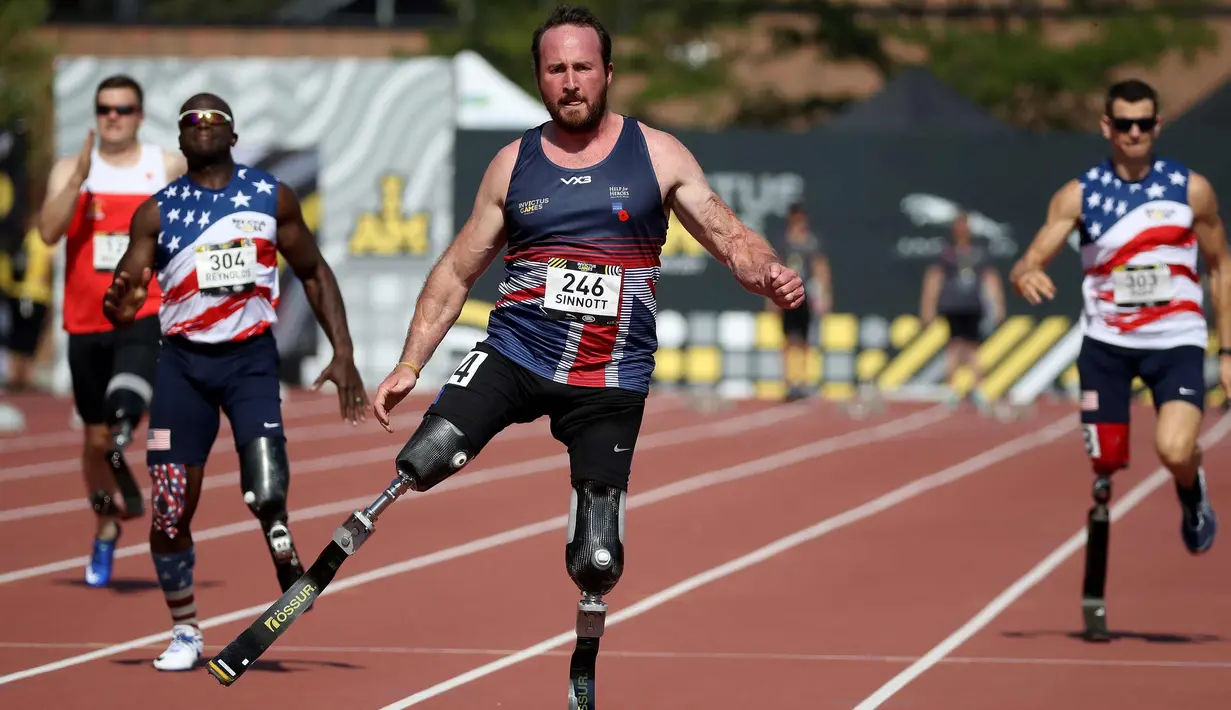 Luke Sinnott dari Inggris saat bersaing dalam IT2 100m Heat 2 selama Invictus Games 2017 di Stadion York Lions, Toronto, Kanada (24/9). Luke Sinnott kehilangan kedua kakinya dalam sebuah ledakan di Afghanistan. (Gregory Shamus/Getty Images/AFP)