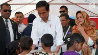 Presiden Jokowi memberikan hadiah kepada anak-anak pengungsian Rahkhine State di Kamp Jamtoli, Bangladesh, Minggu (28/1). Di sini, Jokowi juga meninjau fasilitas kesehatan Indonesia yang ada di sana. (Liputan6.com/Pool/Rusman Biro Pers Setpres)