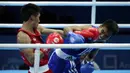Petinju Indonesia, Farrand Papendang (kaus biru) dipaksa mengakui ketangguhan petinju Vietnam, Nguyen Van Hai di SingaporeExpo, SIngapura, Senin (8/6/2015). Farrand Papendang bertarung di kelas ringan 60 kg. (Liputan6.com/Helmi Fithriansyah)