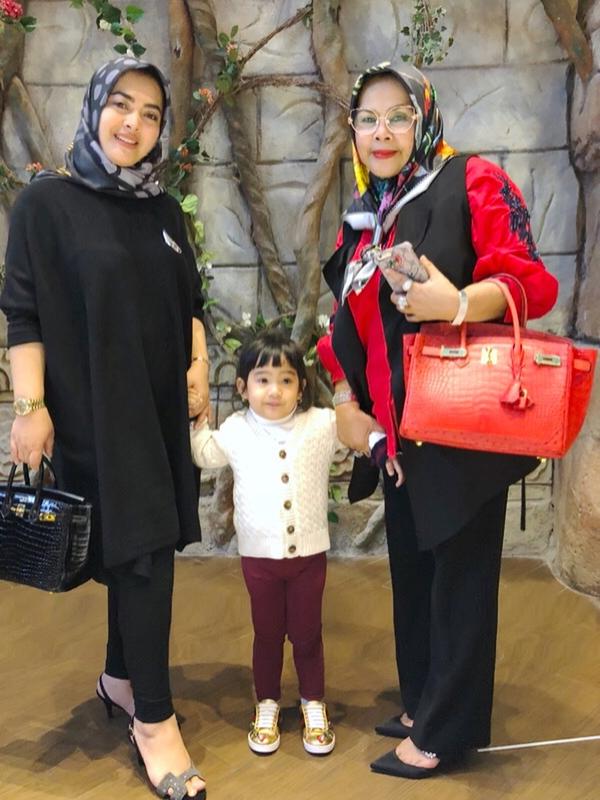 Gaya Glamor Ibunda Syahrini (Sumber: Instagram/princessyahrini)