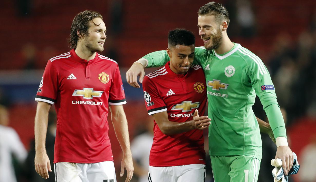 Para pemain Manchester United merayakan kemenangan atas Basel pada laga grup A Liga Champions di Old Trafford, Manchester, (12/9/2017). MU menang 3-0. (AP/Frank Augstein)