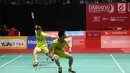 Pasangan ganda putra, Kevin Sanjaya Sukamuljo/Marcus Fernaldi mengembalikan kok ke pasangan China, Li Junhui/Liu Yuchen pada babak final Indonesia Masters 2018 di Jakarta, Minggu (28/1). Kevin/Marcus menang 11-21, 21-10, 21-16. (Liputan6.com/Angga Yuniar)