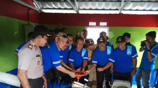 GM RU III Pertamina Djoko Priyono, Wabup OKU Selatan dan Rektor UMP meresmikan turbin PLMH di Desa Merbau, Kabupaten OKU Selatan (Liputan6.com / Nefri Inge)