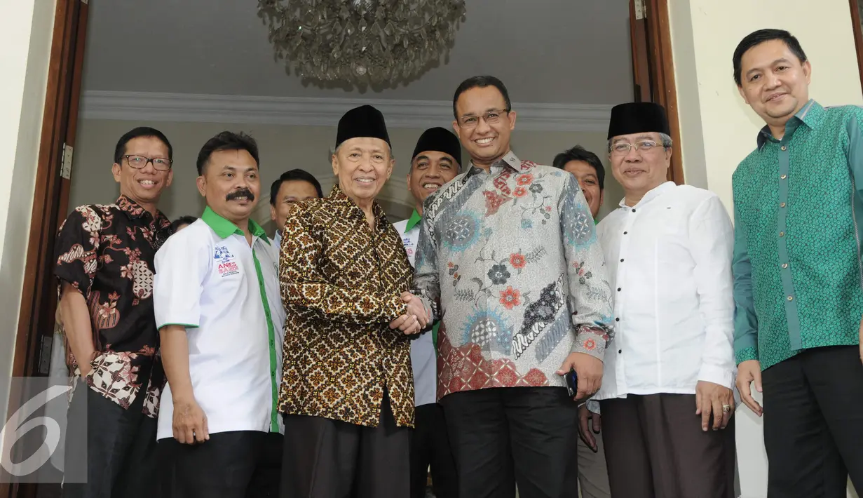 Calon Gubernur DKI Jakarta nomor urut tiga, Anies Baswedan bersalaman dengan mantan Wakil Presiden RI Hamzah Haz yang juga merupakan tokoh PPP saat melakukan kunjungannya, Jakarta, Rabu (16/11). (Liputan6.com/Helmi Affandi)