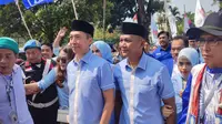 Ratusan pendukung mengiringi keberangkatan pasangan bakal calon wali kota-wakil wali kota Dedie Abdul Rachim dan Jenal Mutaqin untuk mendaftar ke KPU Kota Bogor. (Liputan6.com/Achmad Sudarno)