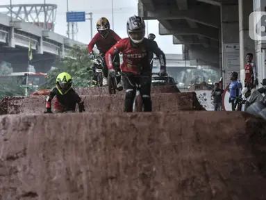 Anak-anak saat bermain sepeda di Taman Pilar Jati Bike, Cipinang Melayu, Jakarta, Kamis (5/11/2020). Para pecinta sepeda menyambut antusias setelah taman yang berada di kolong Tol Becakayu dan tepat di sebelah aliran Kalimalang itu dibuka untuk umum. (merdeka.com/Iqbal S Nugroho)