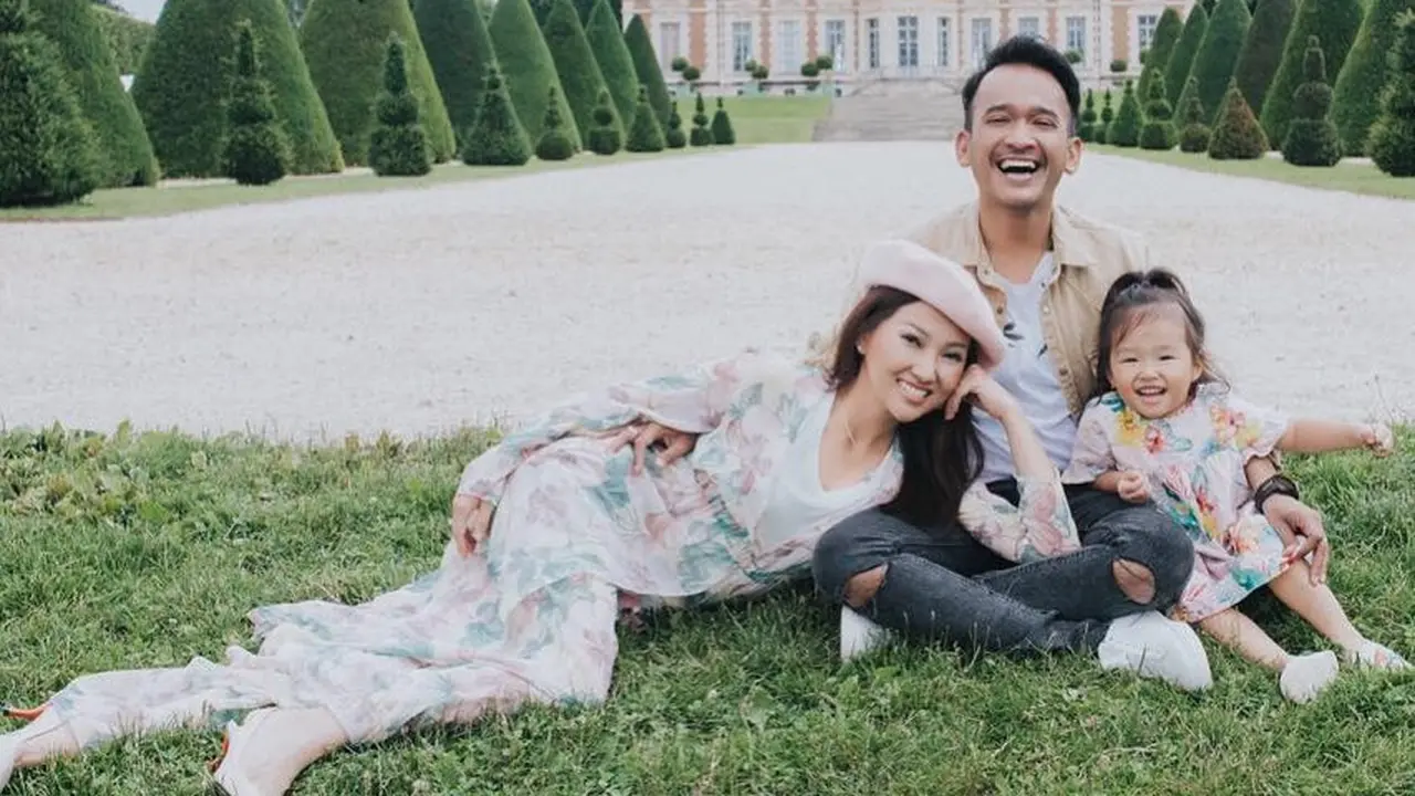 [Bintang] Romantis, Ini 8 Foto Liburan Ruben Onsu dan Sarwendah di Paris