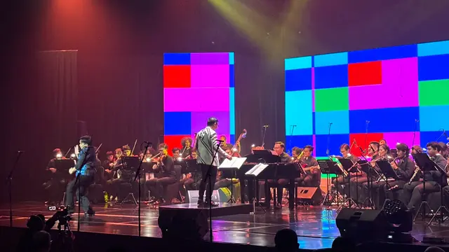 Potret Iringan Orchestra lagu Changcuters dengan Tarian Enerjik (Dok. Patricia Vianney)