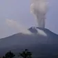 Puncak Gunung Slamet menyemburkan material vulkanik saat terjadi letusan terlihat dari Pos Pengamatan Gunung Api Slamet, Desa Gambuhan, Pemalang, Jateng. (ANTARA FOTO/Oky Lukmansyah)