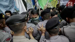 Massa dari BEM SI terlibat saling dorong dengan polisi saat aksi longmarch menuju Istana Merdeka, Jakarta, Senin (22/5). (Liputan6.com/Faizal Fanani)