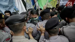 Massa dari BEM SI terlibat saling dorong dengan polisi saat aksi longmarch menuju Istana Merdeka, Jakarta, Senin (22/5). (Liputan6.com/Faizal Fanani)