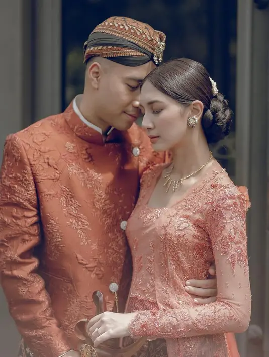 Sheila Dara memilih opsi kain batik warna cokelat yang menggambarkan tradisi adat Jawa yang kental. [Foto: Instagram @vidialdiano]