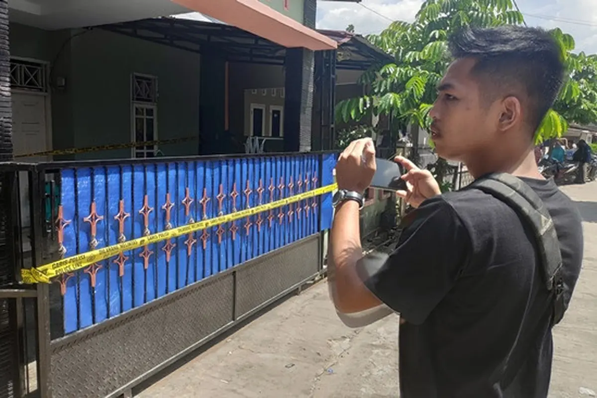 Rumah tempat ayah bunuh anak dipasang garis polisi sebagai tanda masih dalam penyelidikan kepolisian.