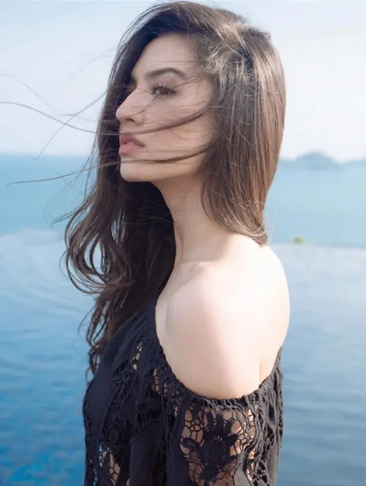 Raline Shah yang memiliki kecantikan alami tanpa make up yang berlebihan ini kerap mengunggah pose-pose cantiknya di akun instagram miliknya. (via instagram/@raline_shah)