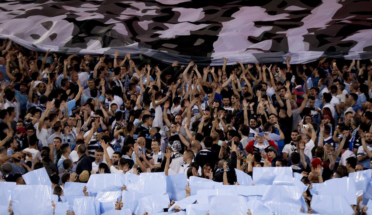Koreografi fans Lazio fans saat mendukung timnya melawan Juventus pada final Copaa Italia 2016-2017  di Roma Olympic stadium, (17/5/2017). Juventus menang 2-0. (AP/Gregorio Borgia)