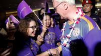 Pelatih Leicester City Claudio Ranieri berjabat tangan dengan suporter saat tiba Bandara Suvarnabhumi International di Bangkok, Thailand, (18/5). Leicester City menjadi juara liga Inggris 2015-2016. (REUTERS/Athit Perawongmetha)