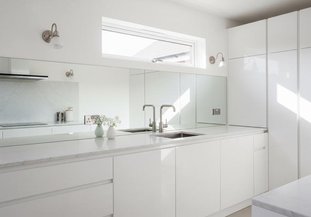 Dapur Monokrom Putih dengan Aksen Cermin/Desain Dapur Ukuran 3x3 Meter dengan Pencahayaan Alami (Sumber: gemini.com)