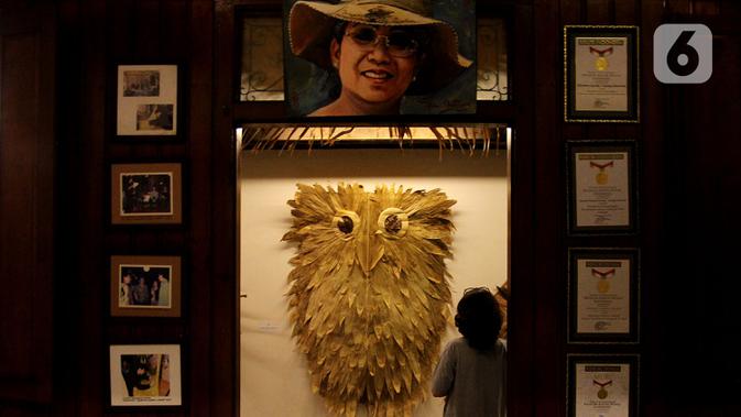 Pengunjung melihat koleksi layangan di Museum Layang-Layang, Jakarta, yang baru dibuka kembali pada Kamis (16/7/2020). Museum ini mewajibkan pengunjung untuk mengikuti prosedur kesehatan seperti wajib memakai masker, menggunakan hand sanitizer, hingga menjaga jarak antar. (merdeka.com/Arie Basuki)