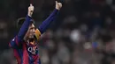 Penyerang Barcelona, Lionel Messi, mengangkat kedua tangannya merayakan gol ke gawang Elche pada laga Copa del Rey di Stadion Camp Nou, Spanyol, Kamis (8/1/2015). (AFP/Josep Lago)