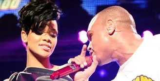 Kisah cinta Rihanna dan Chris Brown memang telah kandas di tengah jalan. Namun sampai saat ini dikabarkan Chris Brown masih menyimpan rasa pada mantan pacarnya itu, meskipun dirinya juga sudah memiliki kekasih. (AFP/Bintang.com)