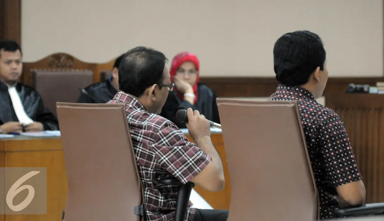 Dandung Pamularno dan Sudi Wantoko saat menjalani sidang pembacaan dakwaan di Pengadilan Tipikor, Jakarta, Rabu (22/6). Keduanya diduga melakukan penyuapan kepada Kepala Kejati DKI Jakarta. (Liputan6.com/Helmi Afandi)