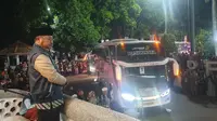 Bupati Garut Rudy Gunawan melepas sekitar 400 jemaah haji kloter pertama Jawa Barat yang mayoritas diisi lansia asal Garut, dari Pendopo Kabupaten Garut, Selasa (23/5/2023) dini hari. (Liputan6.com/Jayadi Supriadin)