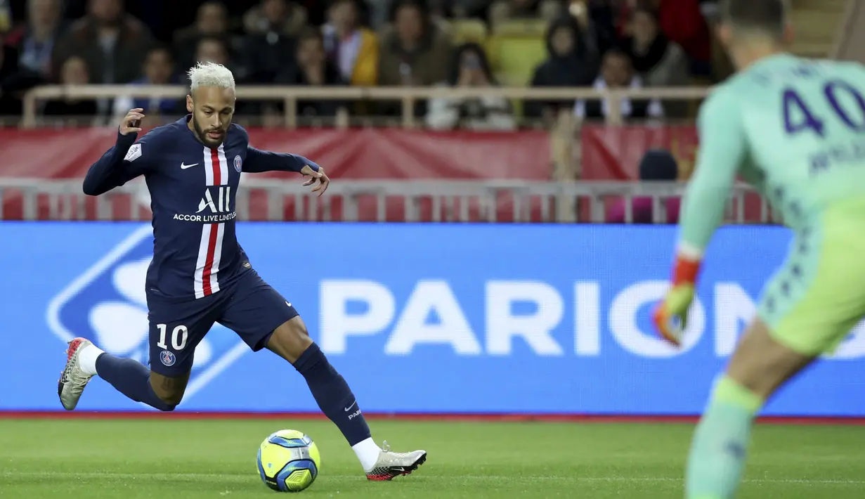 Penyerang PSG, Neymar menggiring bola saat bertanding melawan AS Monaco pada pertandingan lanjutan Liga Prancis di Stadion Louis II, Monaco (15/1/2020). PSG menang telak atas Monaco 4-1. (AP Photo/Daniel Cole)