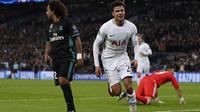 Gelandang Tottenham Hotspur Dele Alli merayakan gol ke gawang Real Madrid pada laga Liga Champions di Wembley, Rabu (1/11/2017). (AFP/Adrian Dennis)