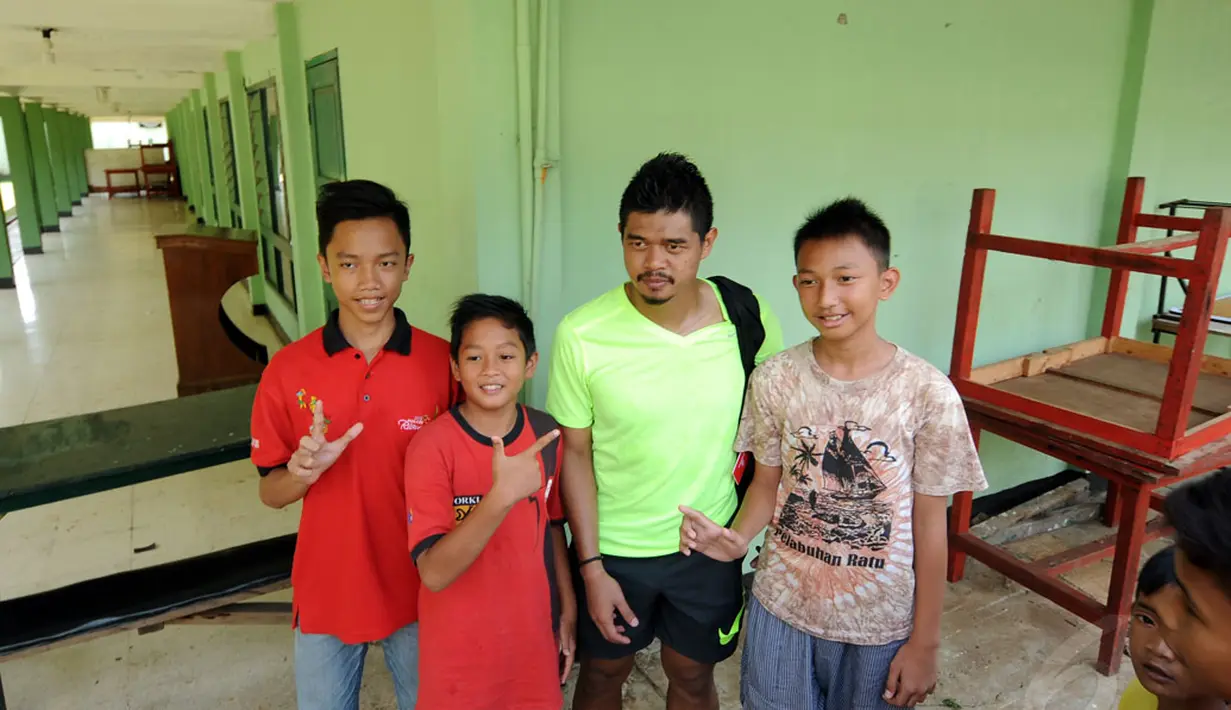 Pemain Persija Jakarta, Bambang Pamungkas berfoto bersama para JakMania usai berlatih bersama di lapangan Yon Zikon 13/KE, Jakarta, (23/22/2014). (Liputan6.com/Helmi Fithriansyah)