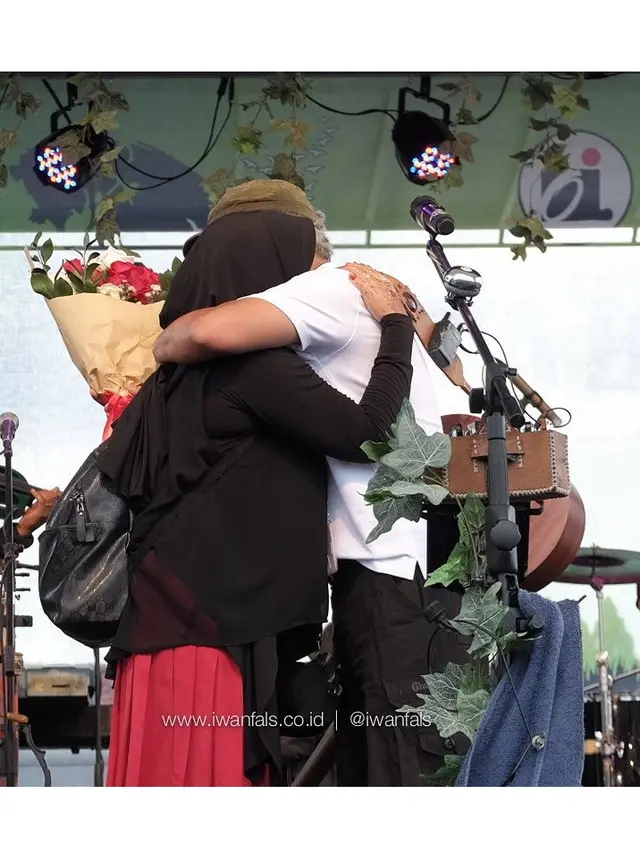 39 Tahun Bersama, Ini 6 Momen Manis Iwan Fals dan Sang Istri yang Harmonis
