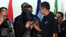 Annisa Pohan mencium tangan Agus Harimurti Yudhoyono usai Paslon 1 menggelar konferensi pers di Posko Kemenangan AHY-Sylvi di Wisma Proklamasi, Jakarta, Rabu (15/2). (Liputan6.com/Johan Tallo)
