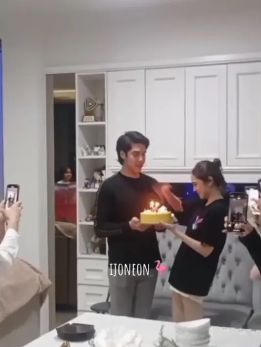 Momen El Rumi beri kejutan ulang tahun untuk Syifa Hadju. [Foto: Instagram/elsyifans3013]