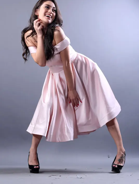 "Kebetulan dia (Stefan) habis take adegan fighting nggak pakai baju," jelas pemeran film Misteri Hantu Selular itu. (Febio Hernanto/Bintang.com)