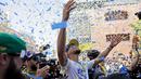 Pemain Guard Golden State Warriors, Stephen Curry saat menggelar parade Warriors 2018 usai menjuarai NBA 2018 di pusat kota Oakland, California, Amerika Serikat, (12/6). (AP Photo/Marcio Jose Sanchez)