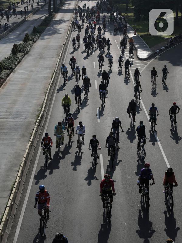 Warga berolahraga di area Car Free Day (CFD) kawasan MH Thamrin, Jakarta, Minggu (21/6/2020). Hari ini adalah kali pertama digelarnya CFD Jakarta di sepanjang Jalan Sudirman - Thmarin saat Pembatasan Sosial Berskala Besar (PSBB) Masa Transisi. (Liputan6.com/Johan Tallo)