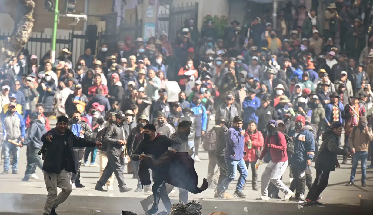 Para demonstran bentrok dengan petugas polisi Bolivia selama unjuk rasa menentang Presiden Rodrigo Paz di La Paz pada 25 Mei 2026. (Marvin RECINOS/AFP)