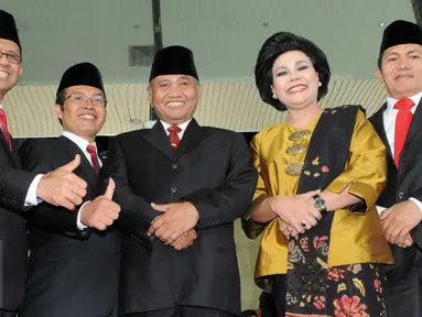 Ketua KPK terpilih Agus Rahardjo (tengah), Wakil Ketua Laode Muhammad (kiri), Alexander Marwata (kedua kiri), Basaria Panjaitan (kedua kanan) dan Saut Situmorang sebelum pelantikan, di Gedung KPK, Jakarta, Senin (21/12) (Liputan6.com/Helmi Afandi)