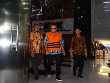 Tersangka mantan Direktur PT Murakabi Sejahtera, Irvanto Hendra Pambudi berjalan keluar usai menjalani pemeriksaan perdana di KPK, Jakarta, Jumat (9/3). KPK resmi menahan keponakan Setya Novanto tersebut terkait korupsi e-KTP. (Liputan6.com/Pool)