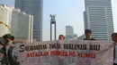 Di Bundaran HI, Jakarta, mereka menolak proses pembuatan daratan baru pembangunan obyek wisata di sekitar Teluk Benoa, serta meminta Peraturan Presiden nomor 51 Tahun 2014 dibatalkan, (21/9/14). (Liputan6.com/Faizal Fanani)