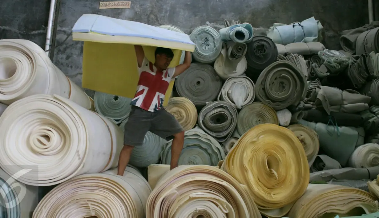 Pekerja membawa busa yang akan dirakit menjadi kasur di salah satu workshop di Tangerang Selatan, Rabu (9/5). Kasur busa tersebut dijual dengan harga Rp 100 ribu hingga Rp 130 ribu. (Liputan6.com/Angga Yuniar)